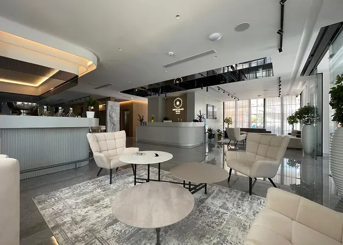 Rozafa Palace فندق ساراندا