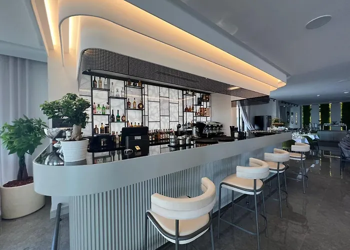 Rozafa Palace فندق ساراندا