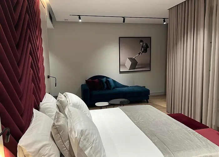 Rozafa Palace فندق ساراندا